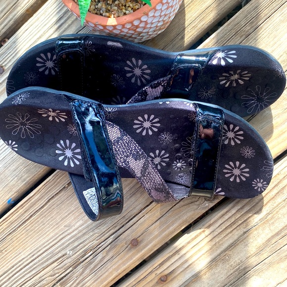 Vionic Jodie Strappy Sandal Black Patent Leather Chantily Lace Design Sz 8 - Picture 5 of 13